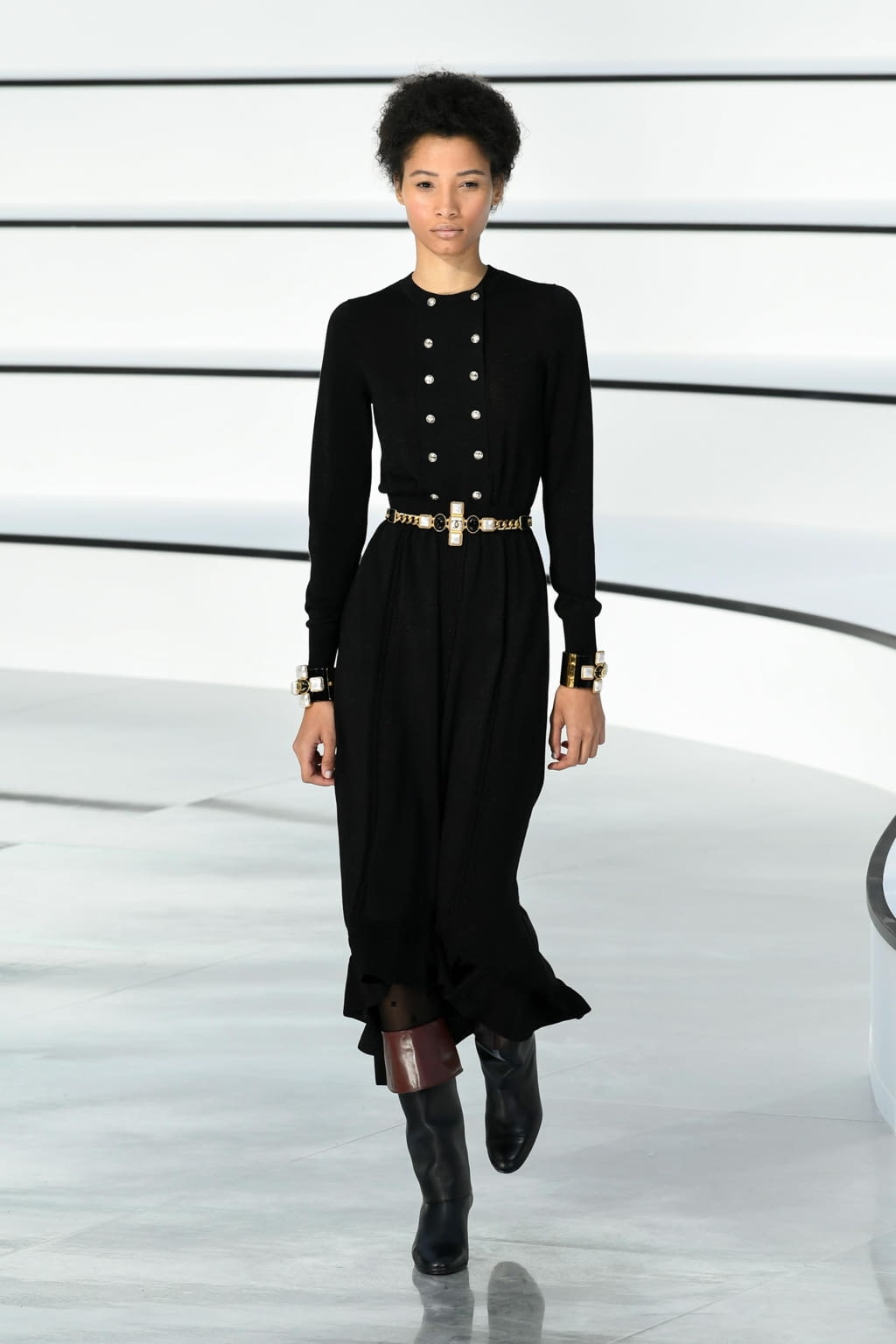 Fashion Week Paris Fall/Winter 2020 look 10 from the Chanel collection 女装