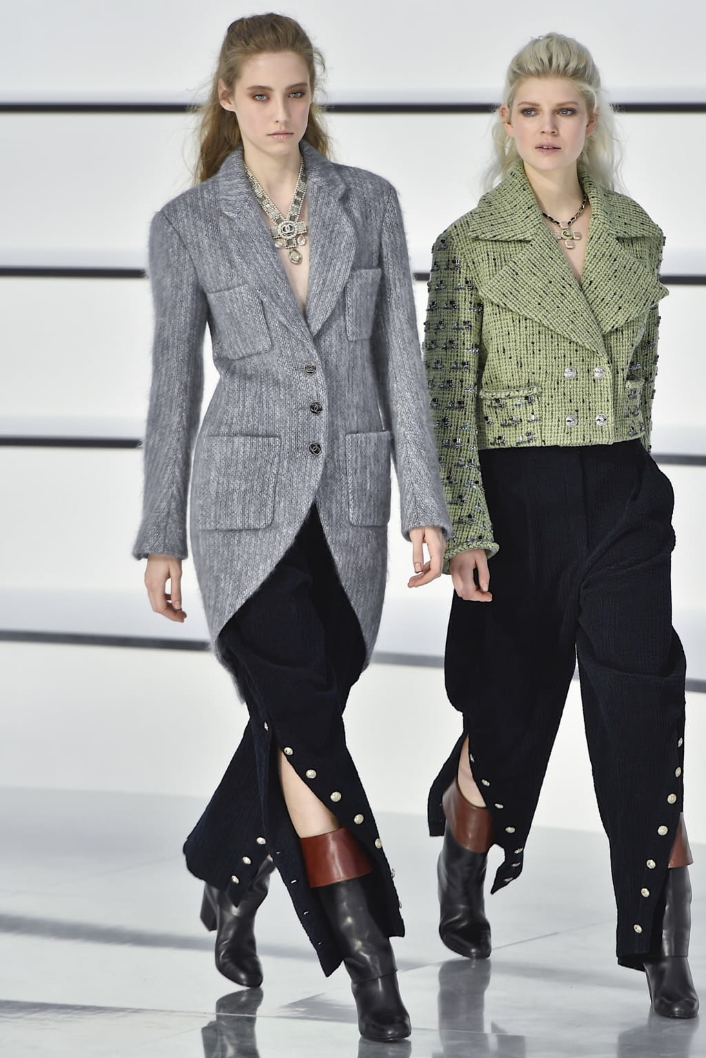Fashion Week Paris Fall/Winter 2020 look 14 from the Chanel collection womenswear