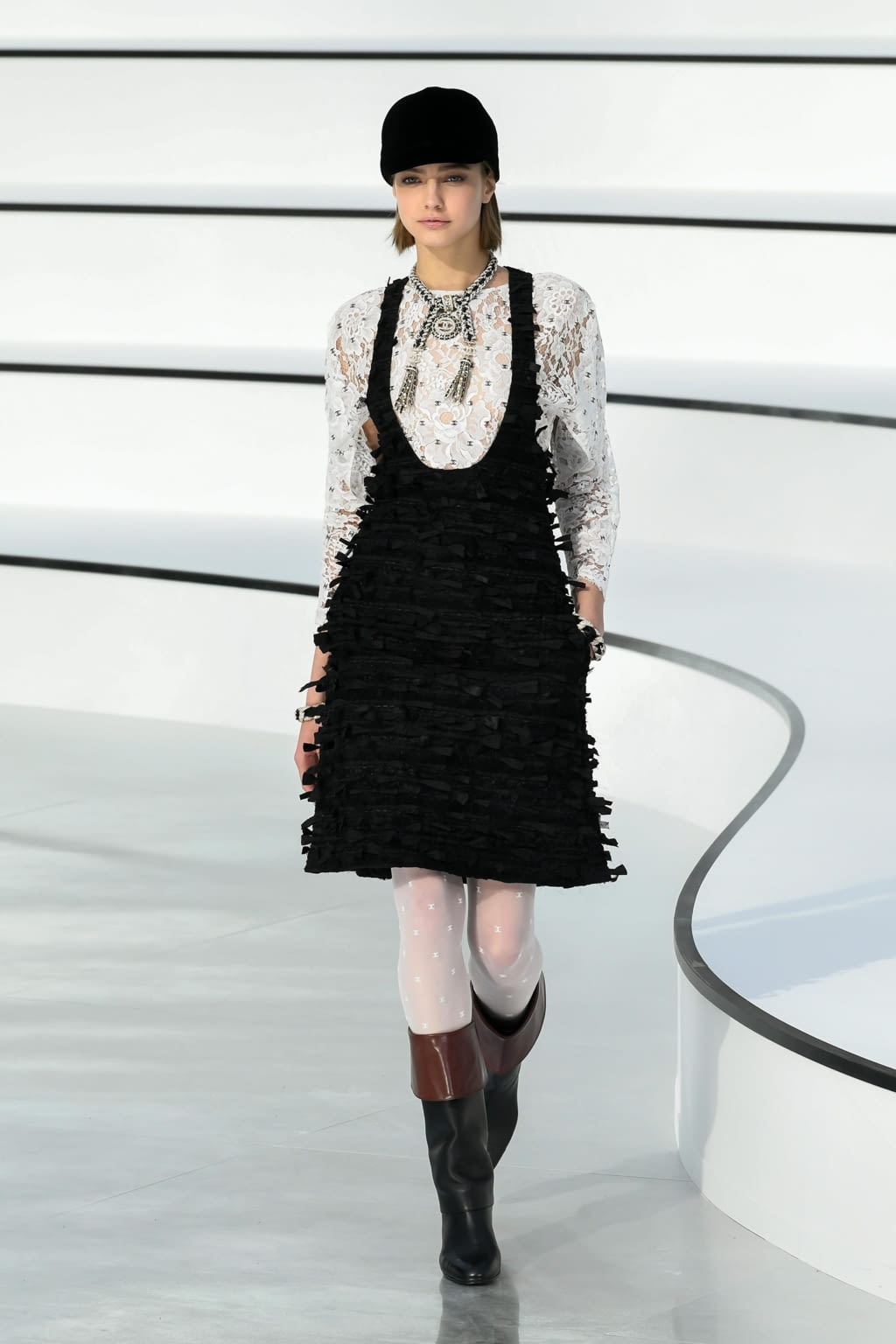 Fashion Week Paris Fall/Winter 2020 look 20 de la collection Chanel womenswear