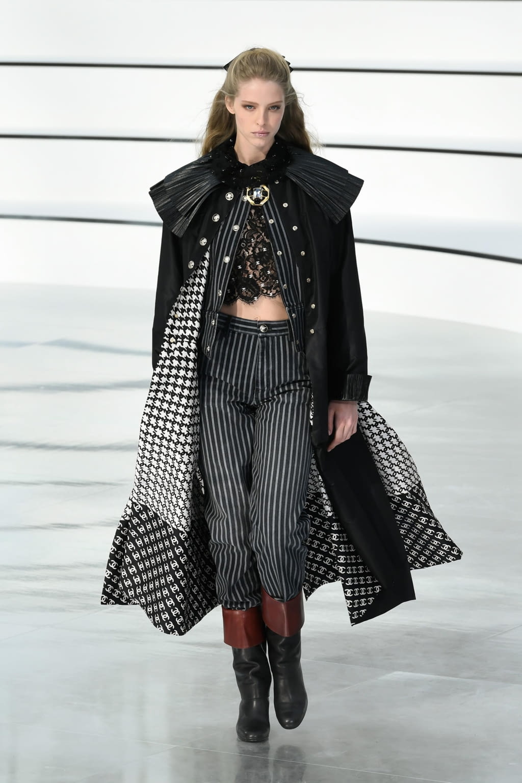 Fashion Week Paris Fall/Winter 2020 look 22 from the Chanel collection womenswear