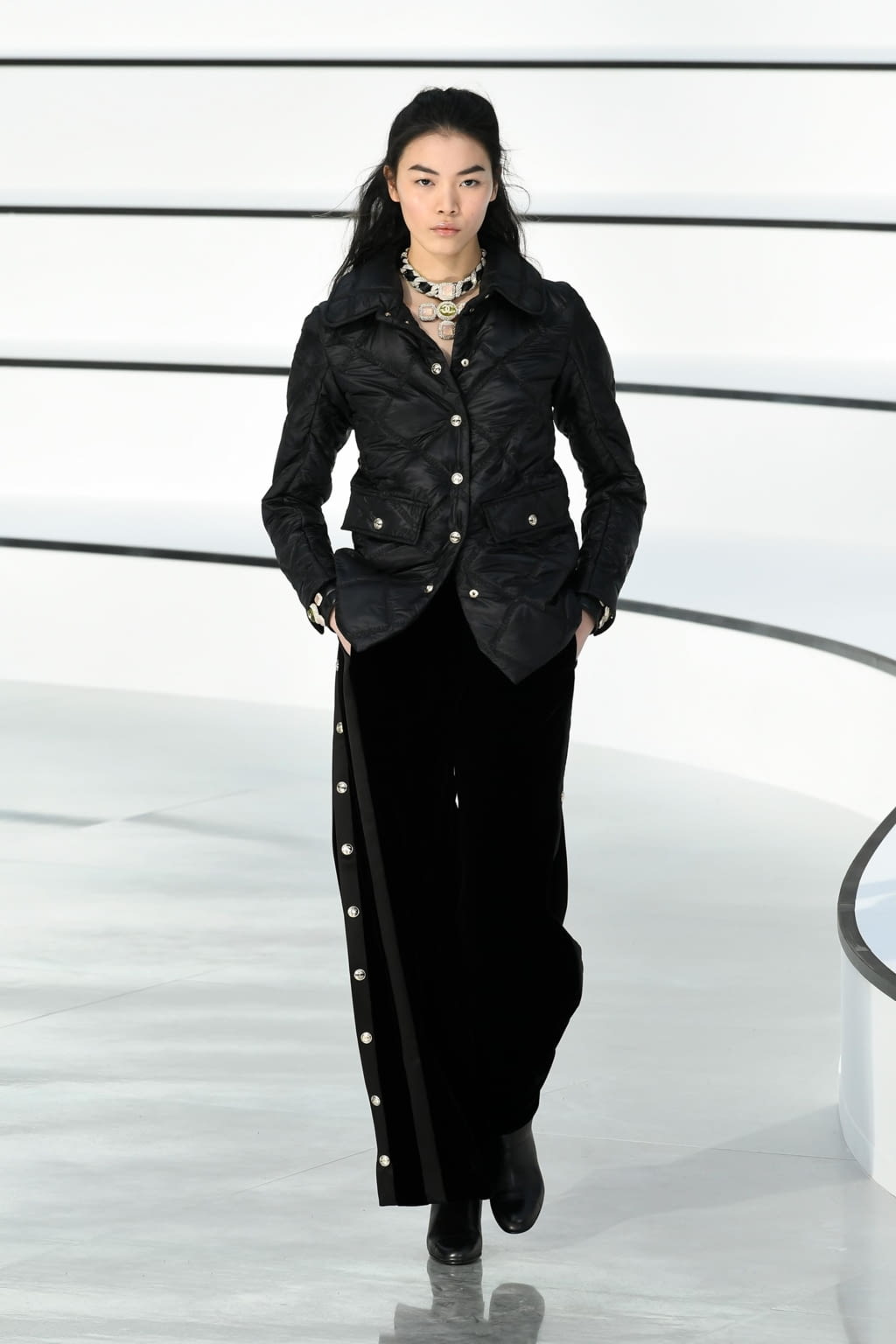 Fashion Week Paris Fall/Winter 2020 look 23 from the Chanel collection 女装