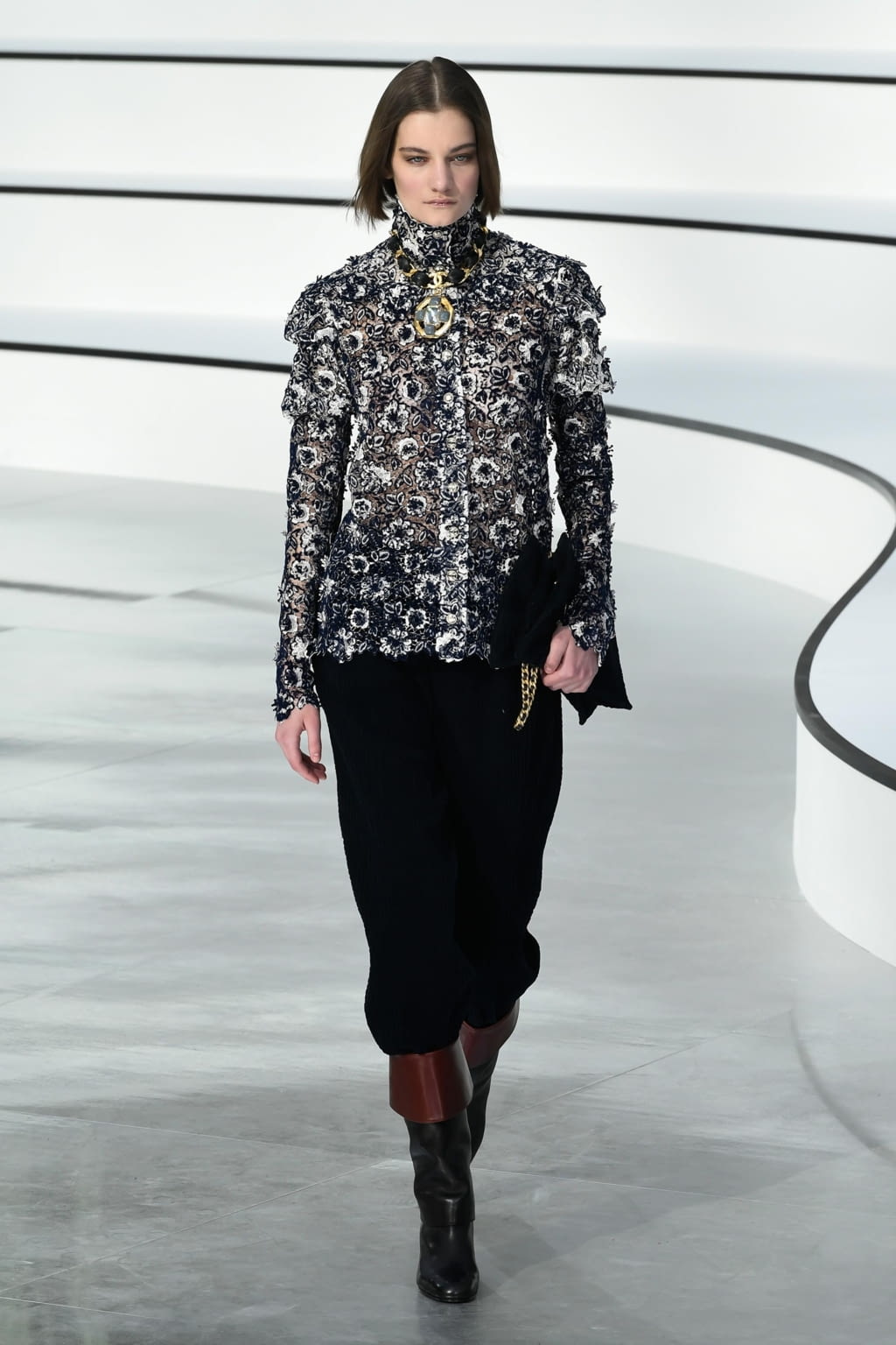 Fashion Week Paris Fall/Winter 2020 look 32 from the Chanel collection 女装