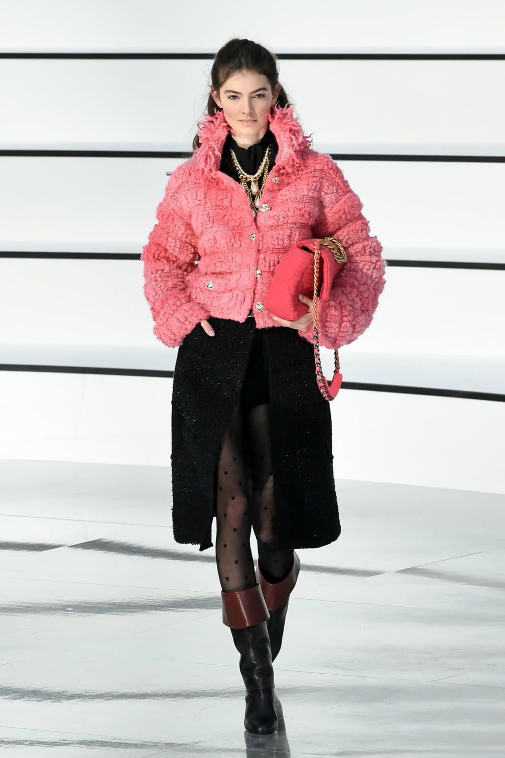 Fashion Week Paris Fall/Winter 2020 look 33 from the Chanel collection 女装