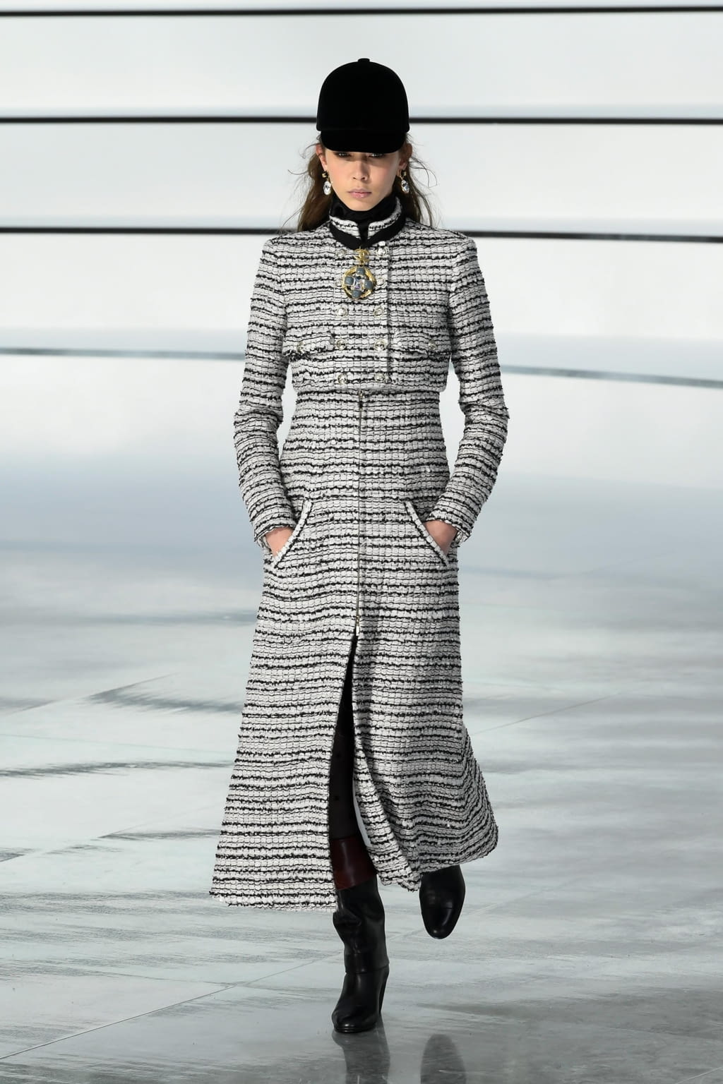 Fashion Week Paris Fall/Winter 2020 look 35 from the Chanel collection womenswear