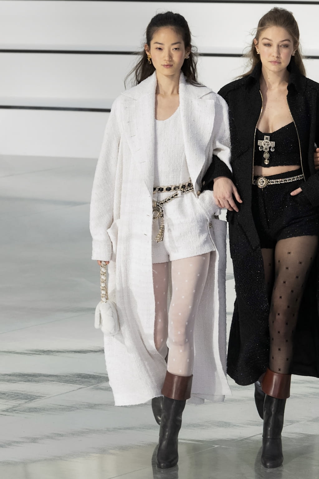 Fashion Week Paris Fall/Winter 2020 look 70 from the Chanel collection womenswear