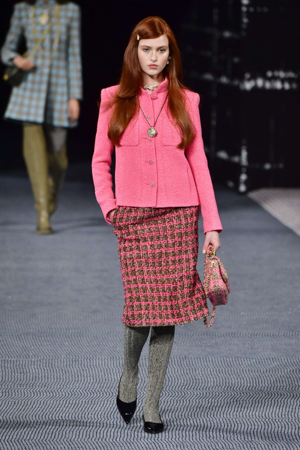 Fashion Week Paris Fall/Winter 2022 look 2 de la collection Chanel womenswear