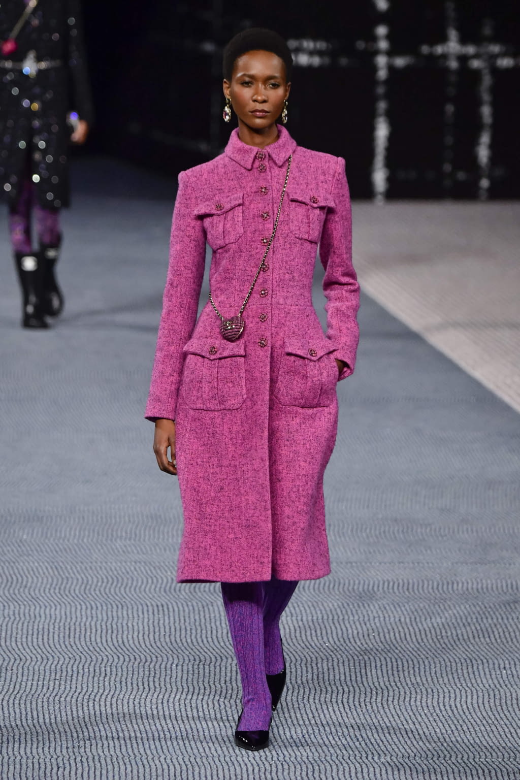 Fashion Week Paris Fall/Winter 2022 look 21 from the Chanel collection womenswear