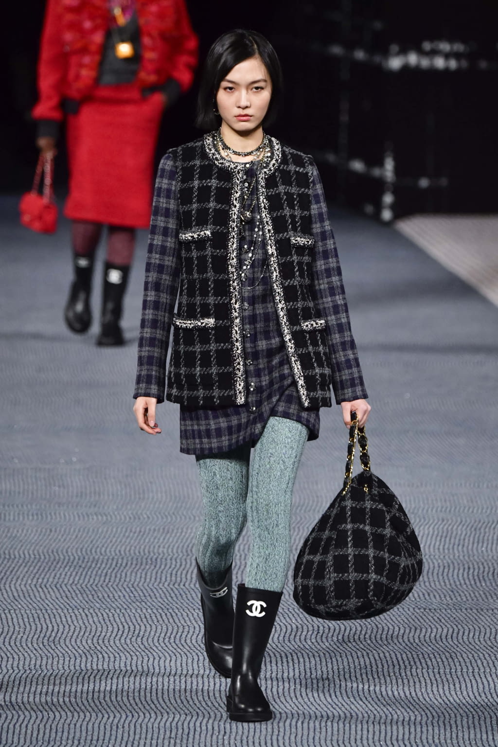 Fashion Week Paris Fall/Winter 2022 look 32 from the Chanel collection womenswear