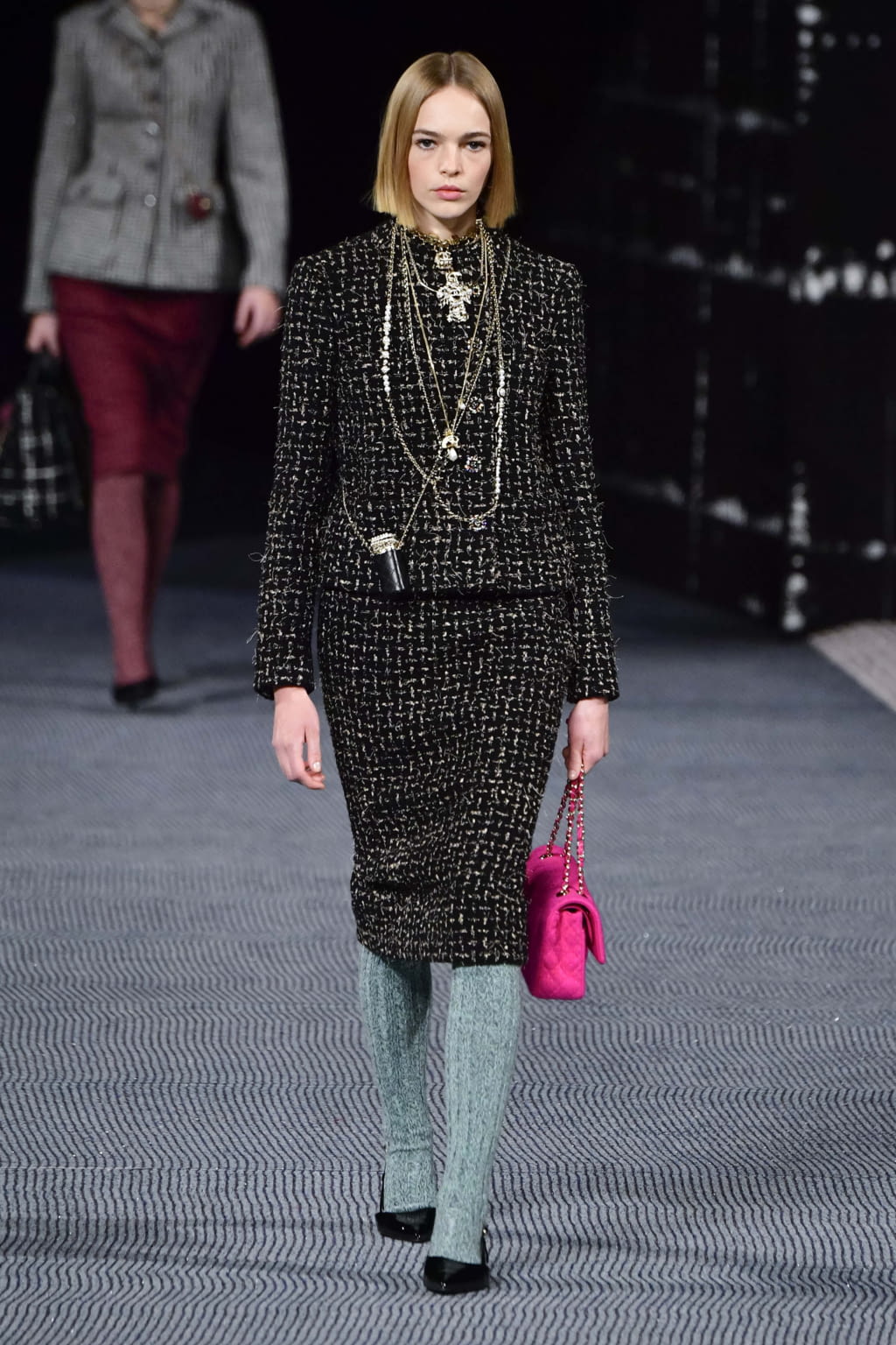 Fashion Week Paris Fall/Winter 2022 look 39 from the Chanel collection womenswear