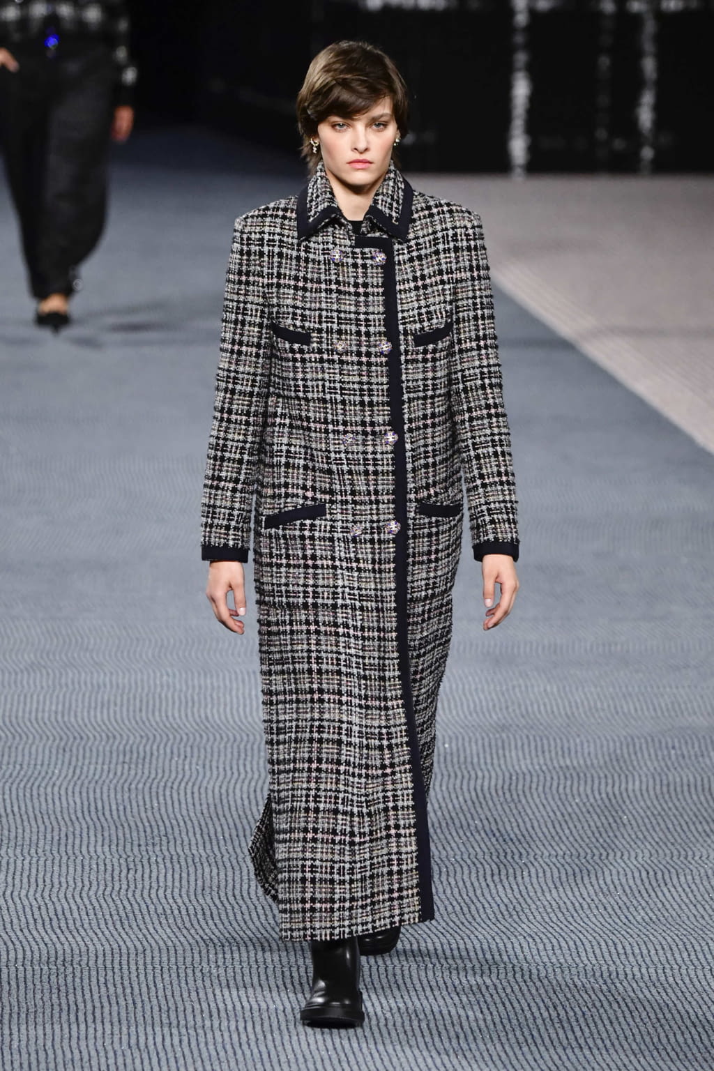 Fashion Week Paris Fall/Winter 2022 look 42 from the Chanel collection womenswear