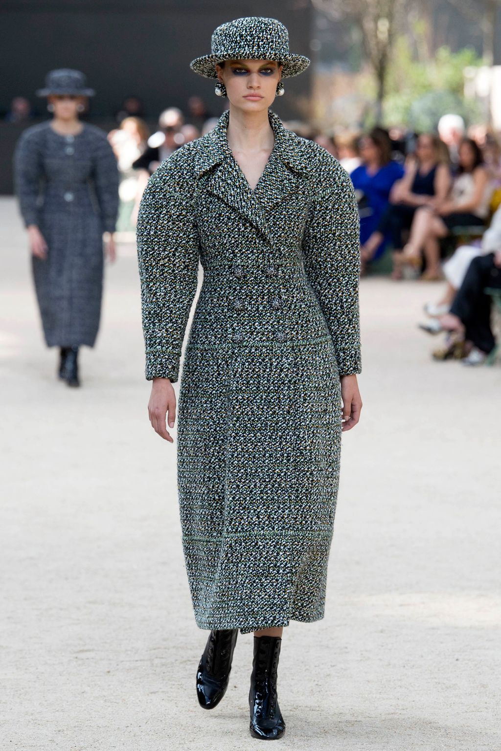 Fashion Week Paris Fall/Winter 2017 look 1 from the Chanel collection 高级定制