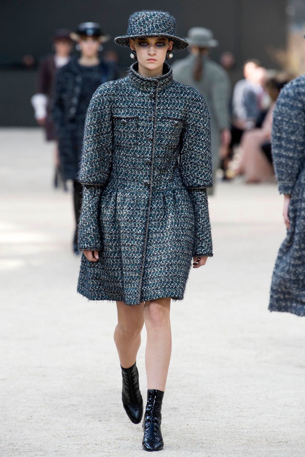 Fashion Week Paris Fall/Winter 2017 look 3 from the Chanel collection 高级定制