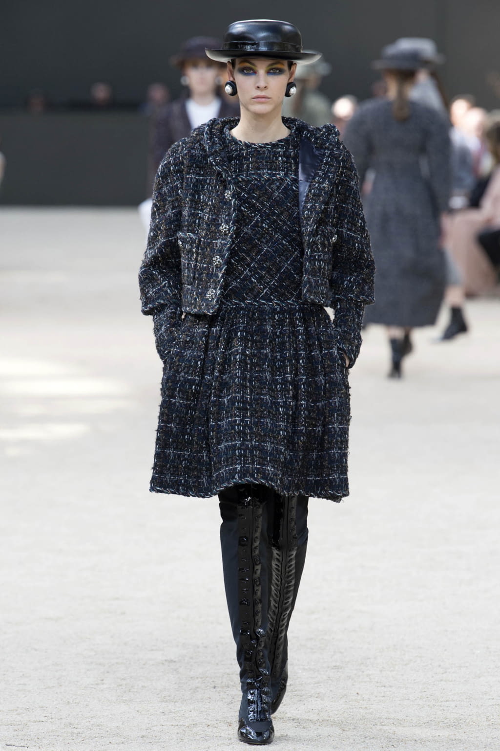 Fashion Week Paris Fall/Winter 2017 look 4 from the Chanel collection 高级定制
