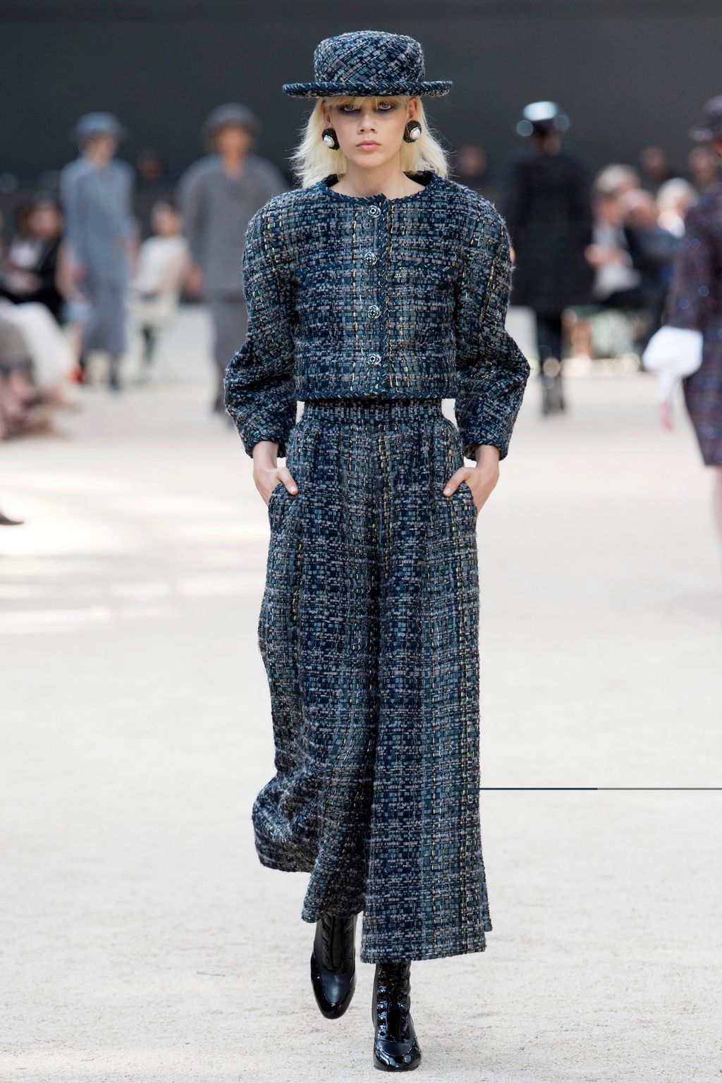 Fashion Week Paris Fall/Winter 2017 look 7 from the Chanel collection couture