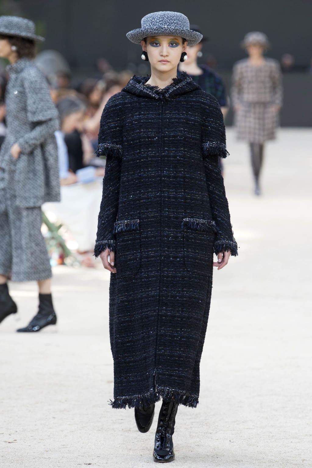 Fashion Week Paris Fall/Winter 2017 look 14 de la collection Chanel couture