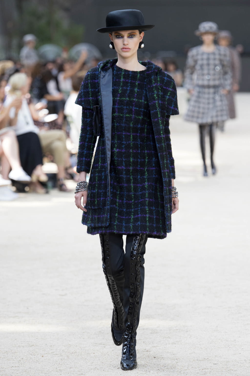 Fashion Week Paris Fall/Winter 2017 look 15 from the Chanel collection 高级定制