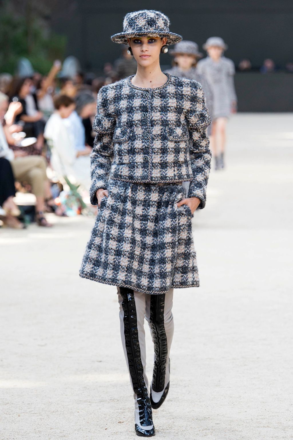 Fashion Week Paris Fall/Winter 2017 look 16 de la collection Chanel couture