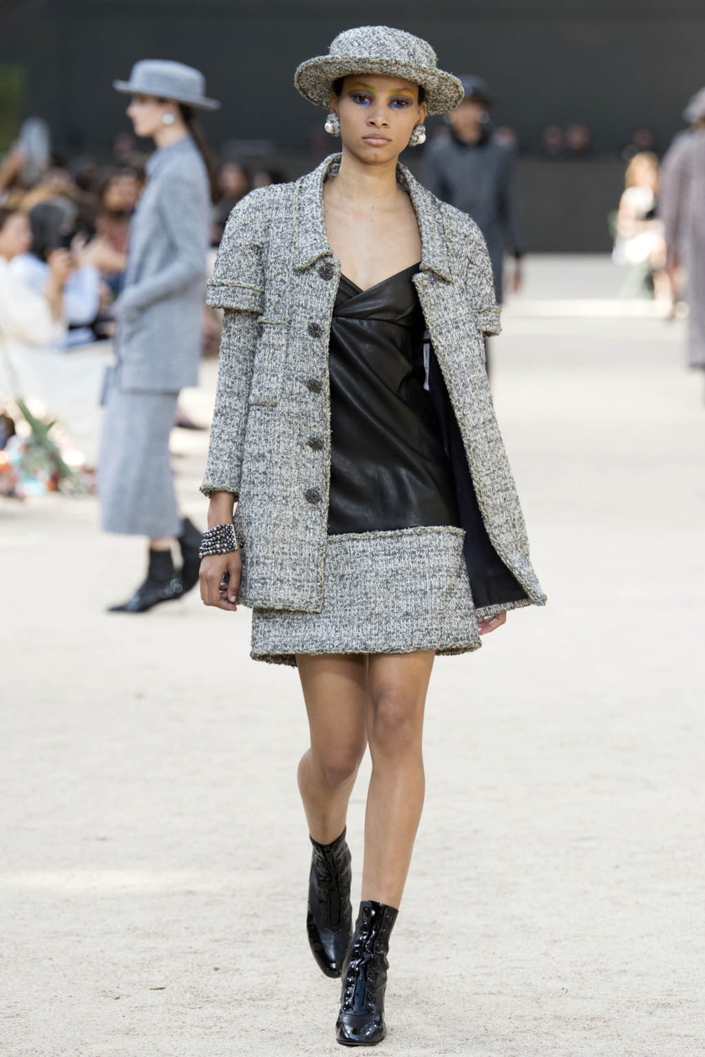 Fashion Week Paris Fall/Winter 2017 look 20 de la collection Chanel couture
