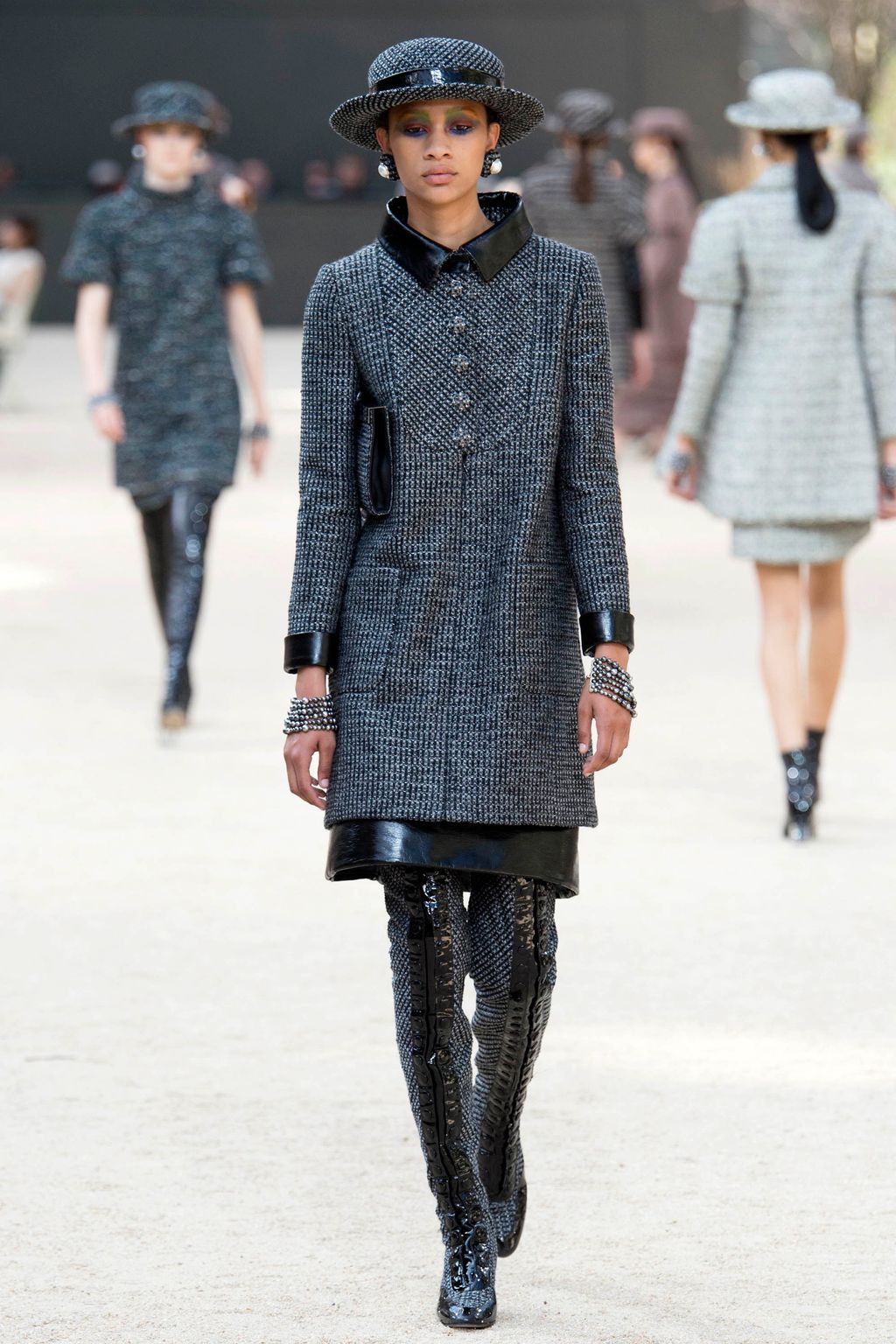 Fashion Week Paris Fall/Winter 2017 look 21 from the Chanel collection 高级定制
