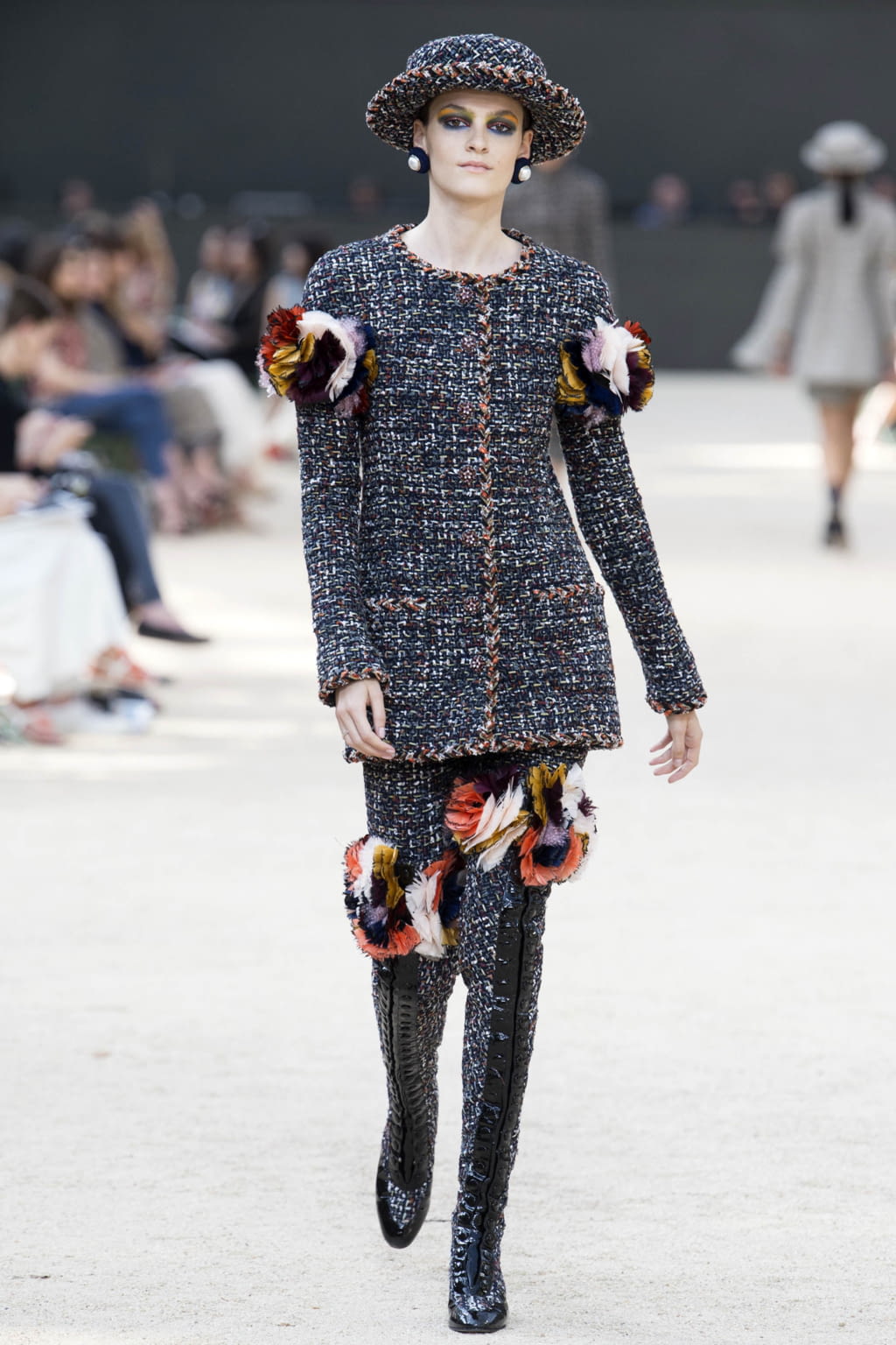 Fashion Week Paris Fall/Winter 2017 look 23 from the Chanel collection 高级定制