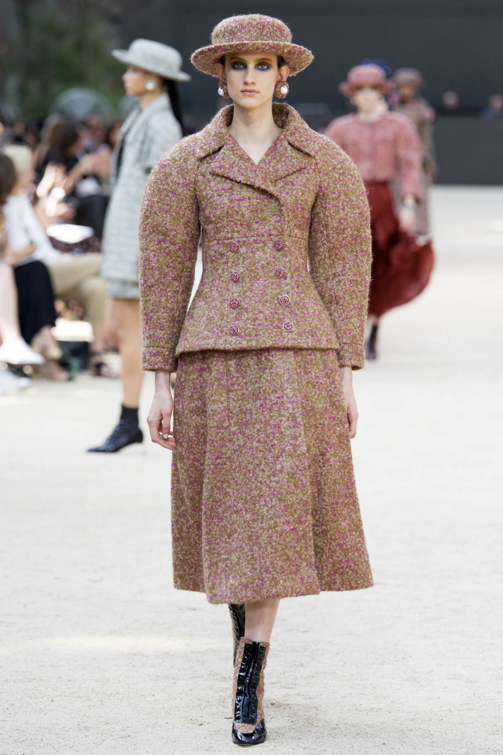 Fashion Week Paris Fall/Winter 2017 look 27 from the Chanel collection couture
