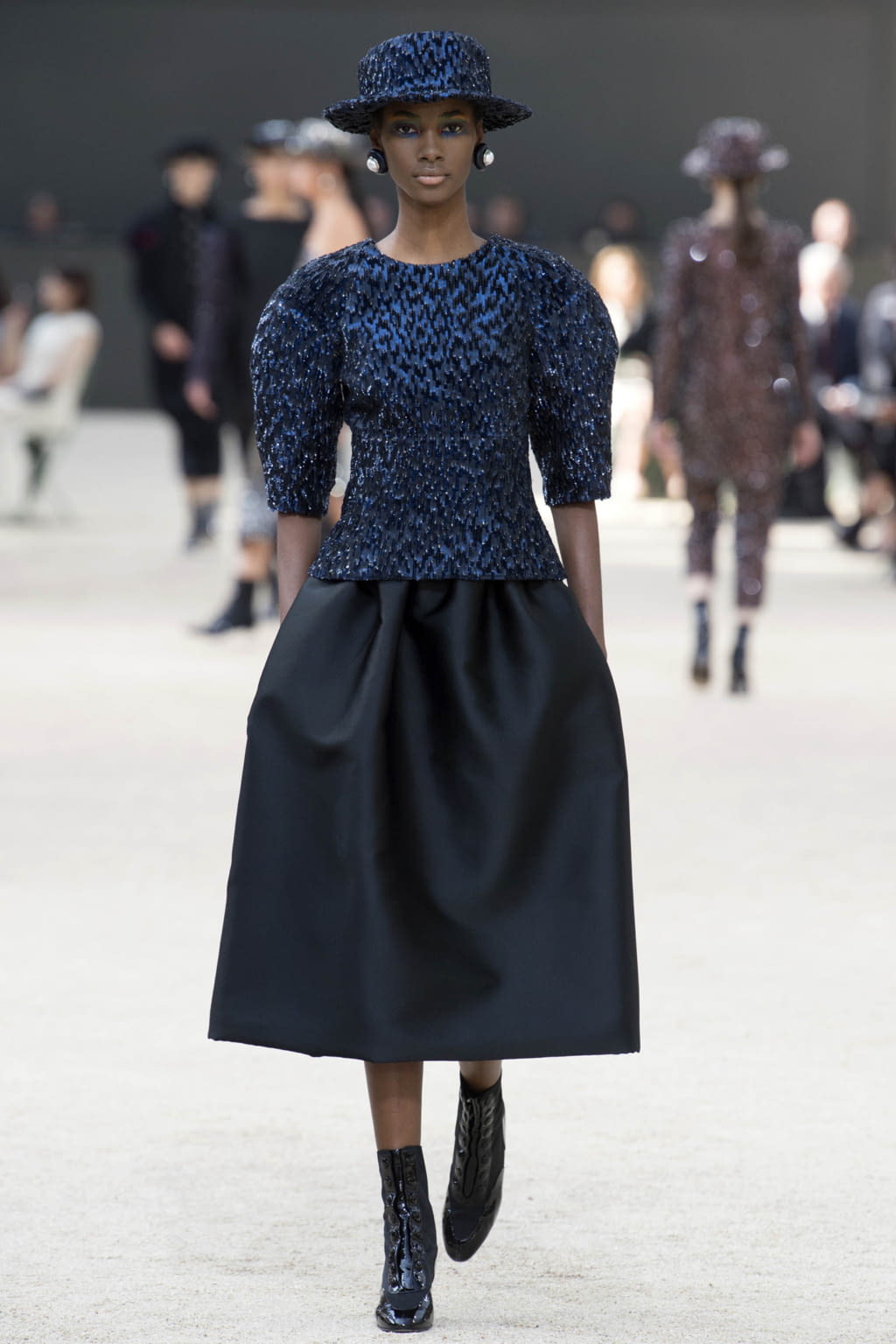 Fashion Week Paris Fall/Winter 2017 look 37 de la collection Chanel couture