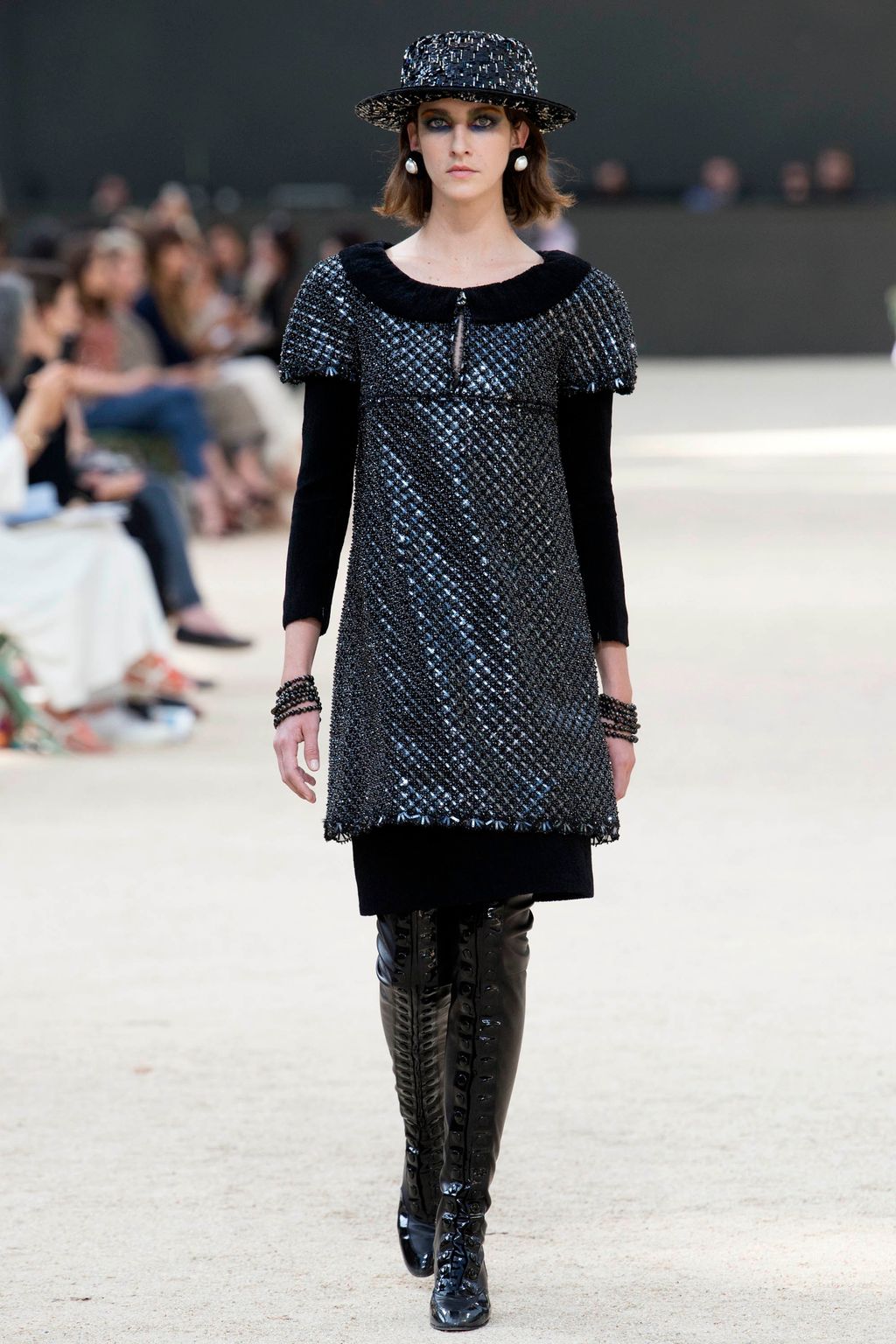 Fashion Week Paris Fall/Winter 2017 look 43 from the Chanel collection 高级定制