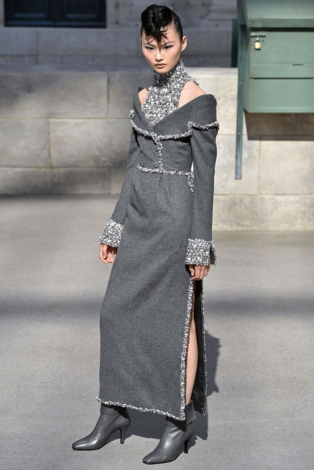 Fashion Week Paris Fall/Winter 2018 look 10 from the Chanel collection couture