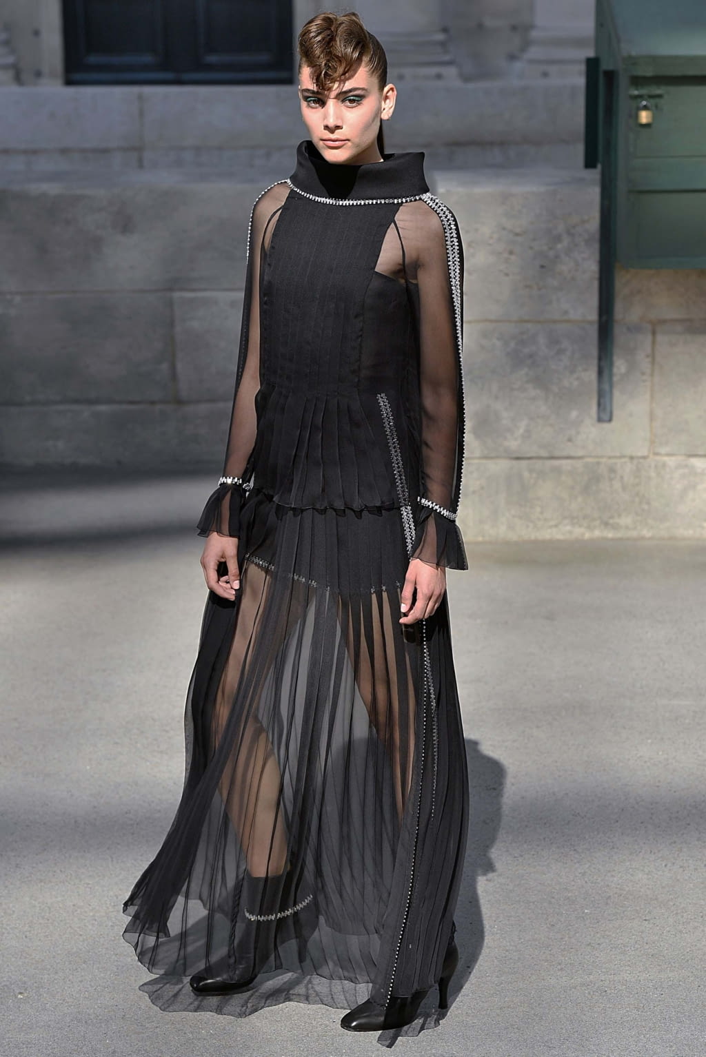 Fashion Week Paris Fall/Winter 2018 look 34 from the Chanel collection couture