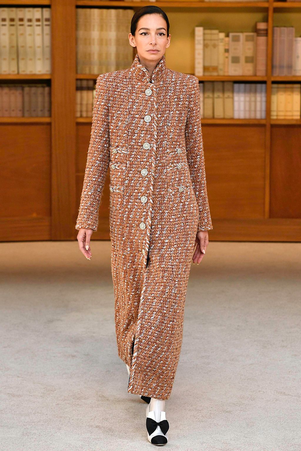 Fashion Week Paris Fall/Winter 2019 look 2 from the Chanel collection 高级定制