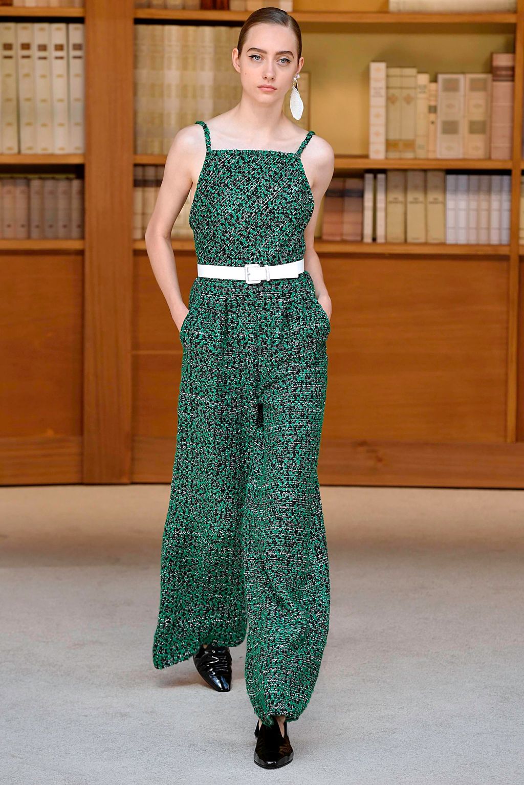 Fashion Week Paris Fall/Winter 2019 look 10 from the Chanel collection couture