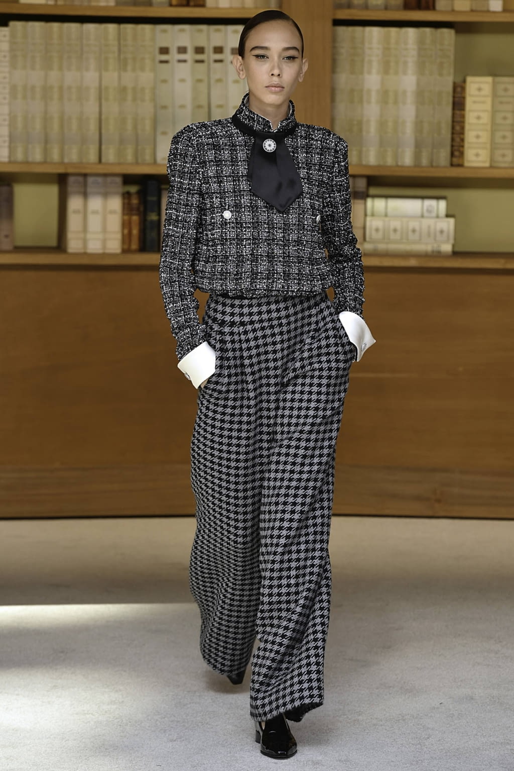 Fashion Week Paris Fall/Winter 2019 look 11 from the Chanel collection 高级定制