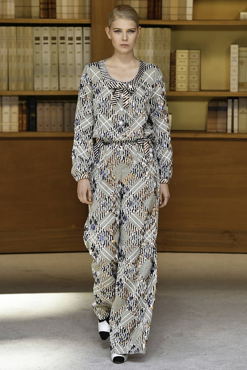 Fashion Week Paris Fall/Winter 2019 look 22 from the Chanel collection 高级定制