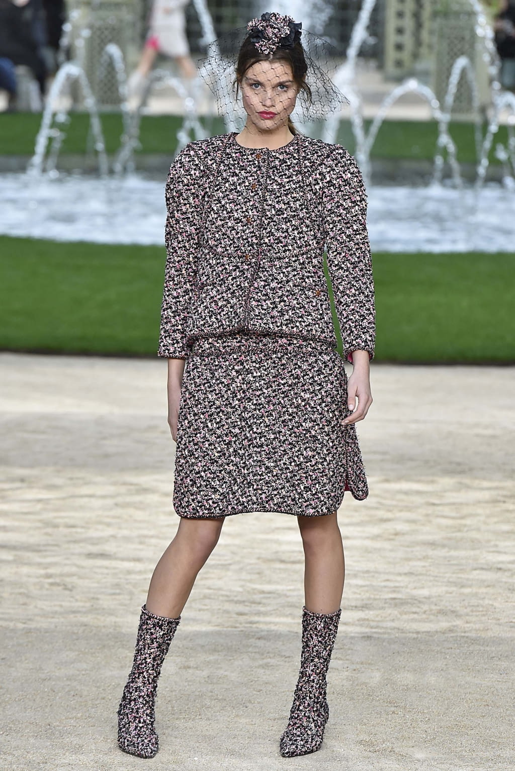 Fashion Week Paris Spring/Summer 2018 look 1 from the Chanel collection couture