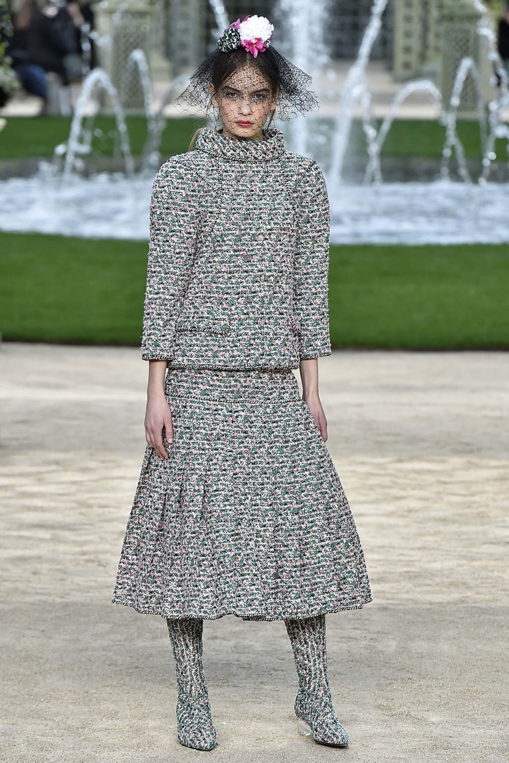 Fashion Week Paris Spring/Summer 2018 look 2 from the Chanel collection couture
