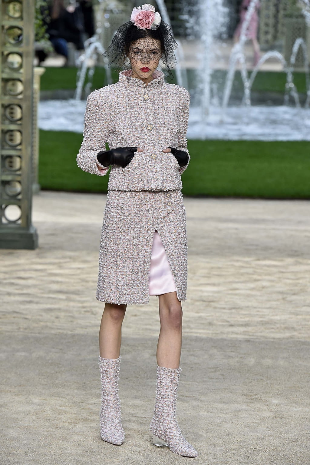 Fashion Week Paris Spring/Summer 2018 look 8 from the Chanel collection couture