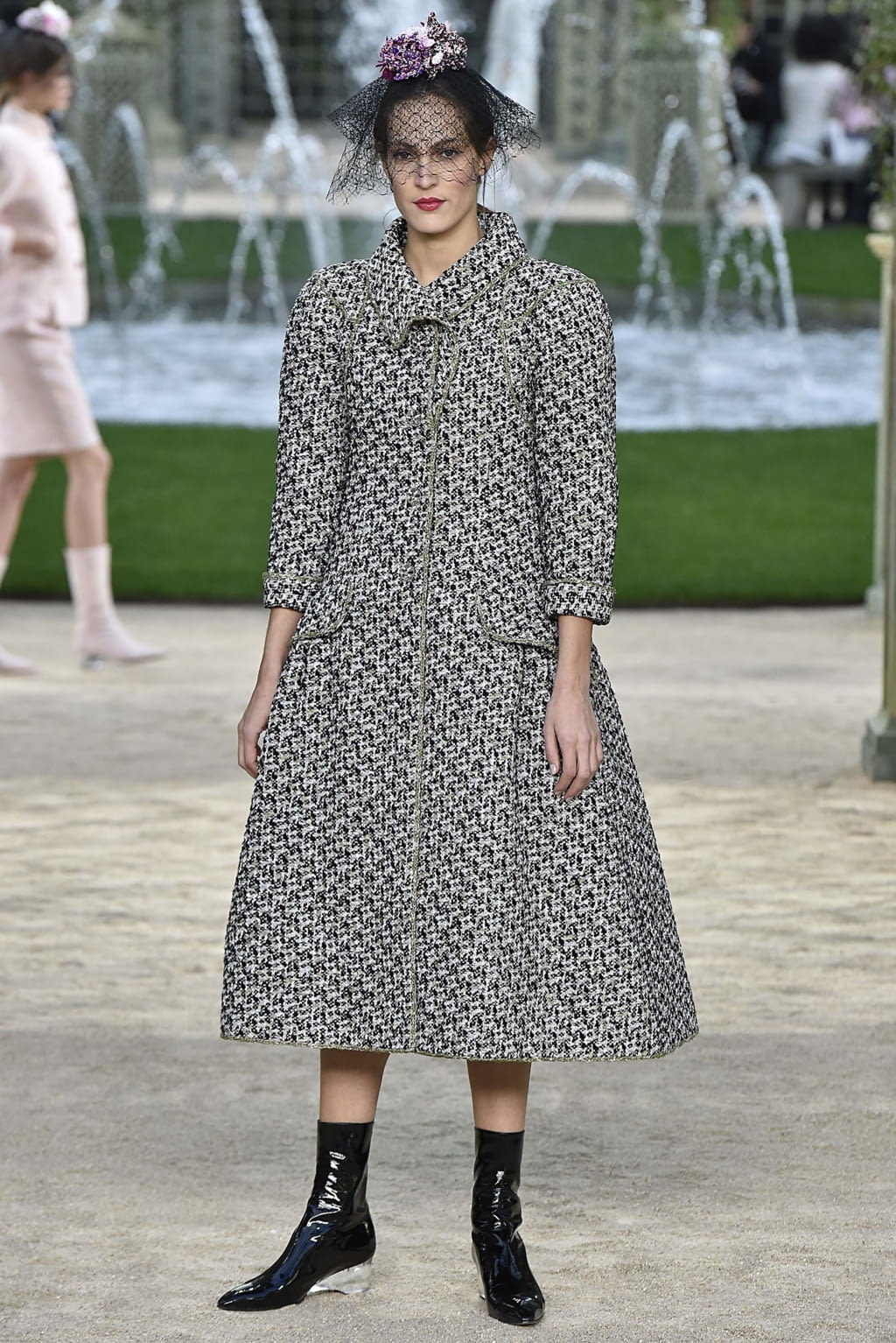 Fashion Week Paris Spring/Summer 2018 look 13 from the Chanel collection couture