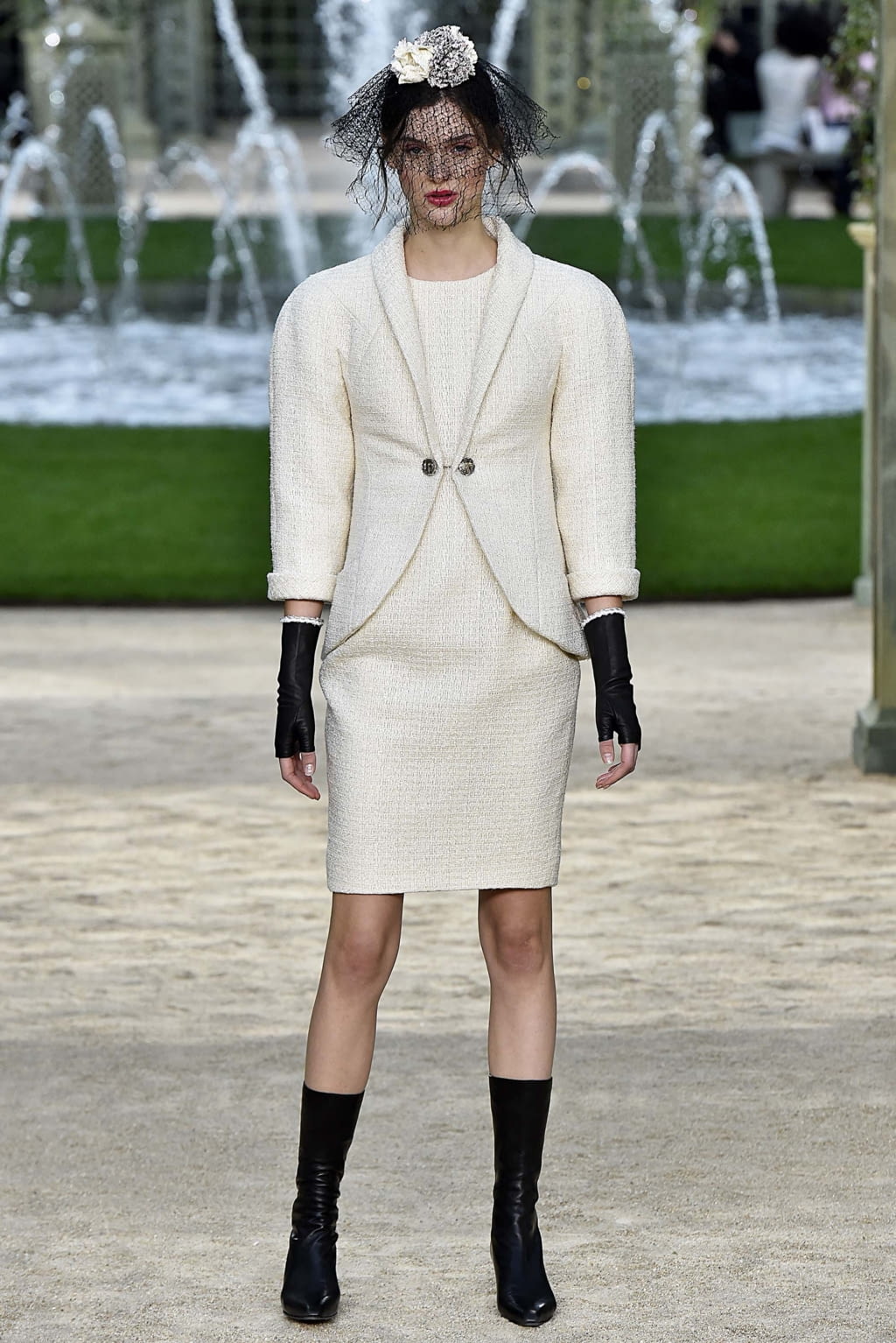 Fashion Week Paris Spring/Summer 2018 look 25 from the Chanel collection couture