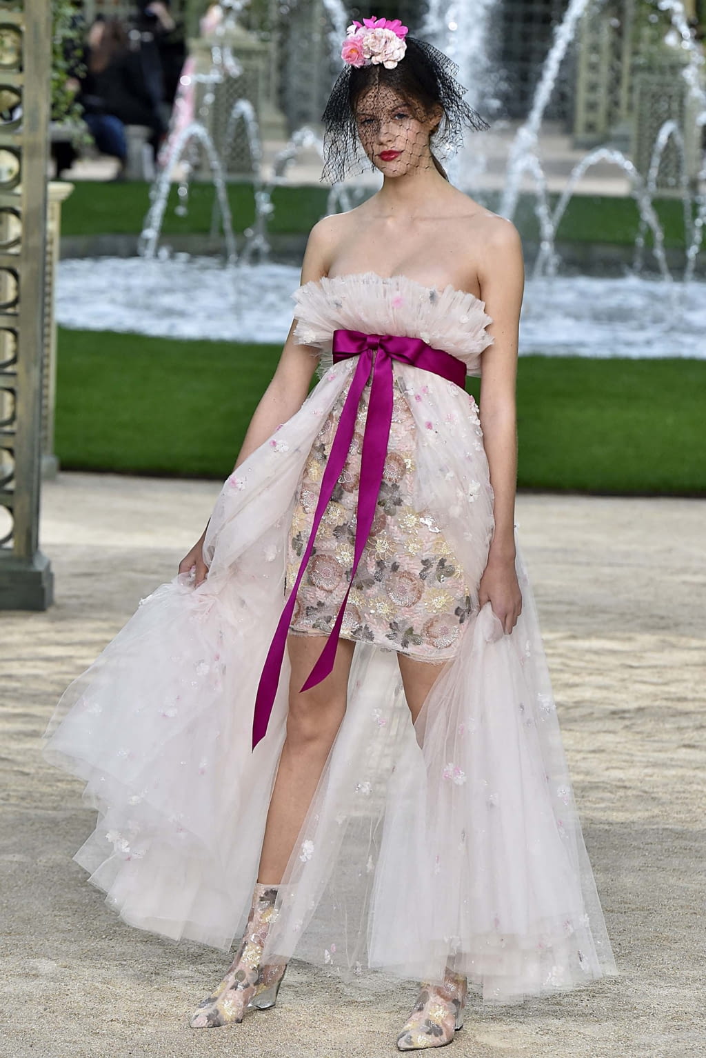 Fashion Week Paris Spring/Summer 2018 look 33 from the Chanel collection couture