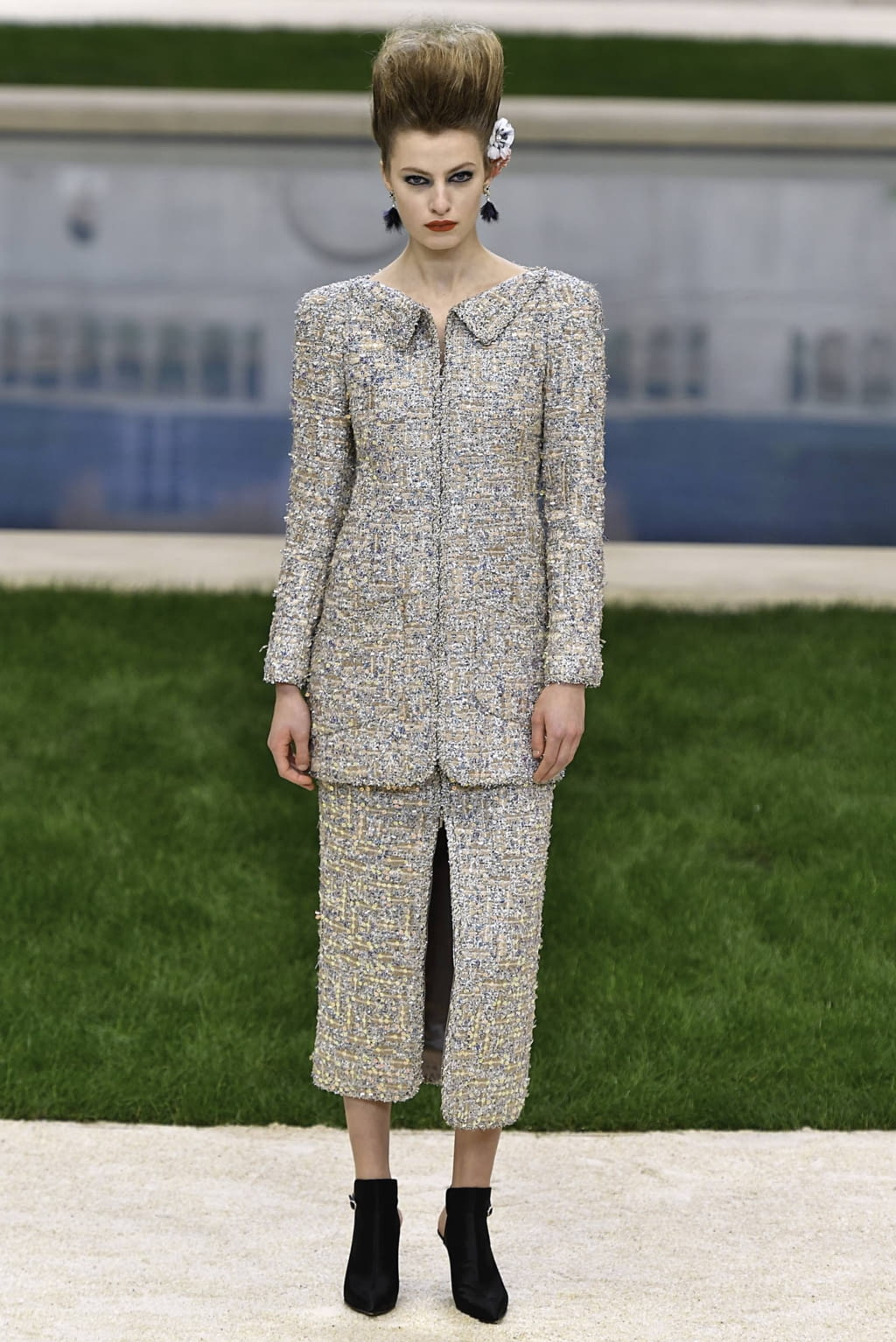 Fashion Week Paris Spring/Summer 2019 look 2 from the Chanel collection couture