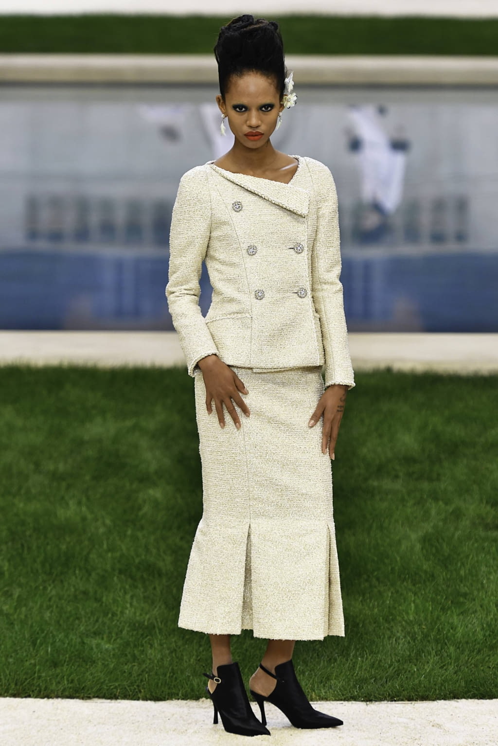 Fashion Week Paris Spring/Summer 2019 look 6 from the Chanel collection couture