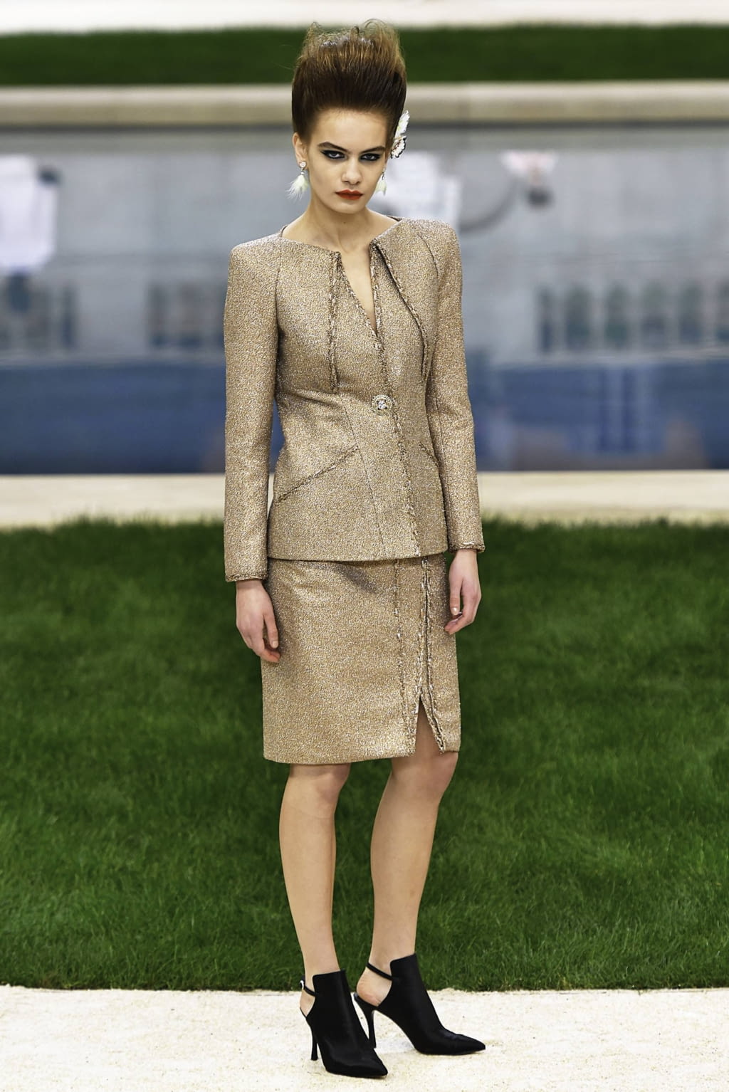 Fashion Week Paris Spring/Summer 2019 look 13 from the Chanel collection couture