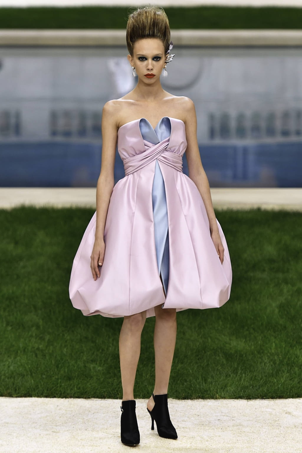 Fashion Week Paris Spring/Summer 2019 look 24 from the Chanel collection couture