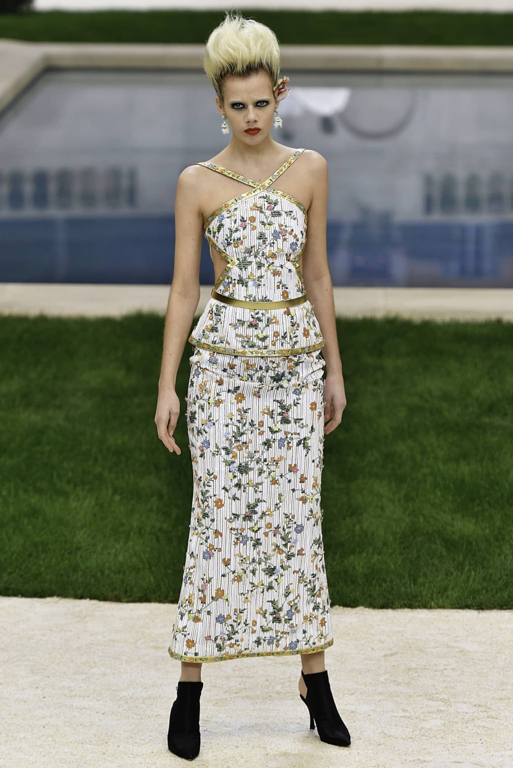 Fashion Week Paris Spring/Summer 2019 look 36 from the Chanel collection couture