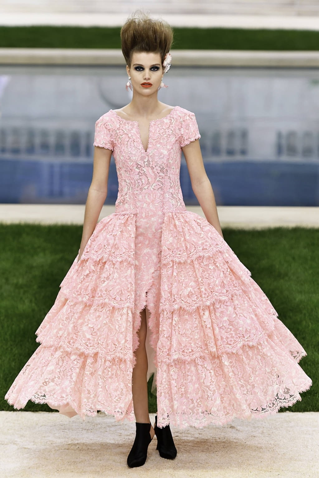 Fashion Week Paris Spring/Summer 2019 look 60 from the Chanel collection couture