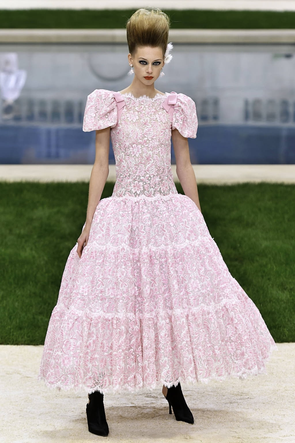 Fashion Week Paris Spring/Summer 2019 look 61 from the Chanel collection couture