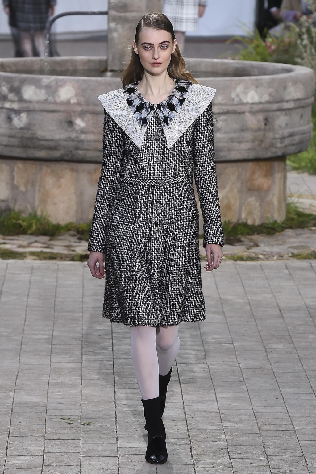 Fashion Week Paris Spring/Summer 2020 look 4 from the Chanel collection couture