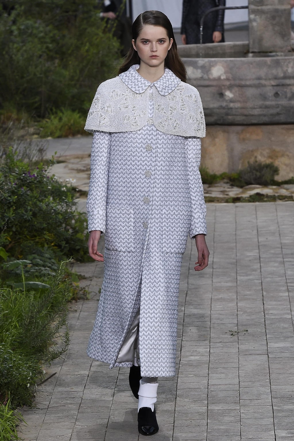 Fashion Week Paris Spring/Summer 2020 look 20 from the Chanel collection couture
