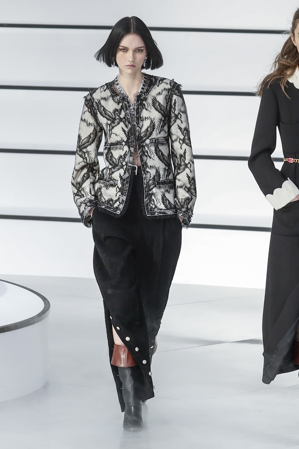Fashion Week Paris Fall/Winter 2020 look 8 from the Chanel collection 女装