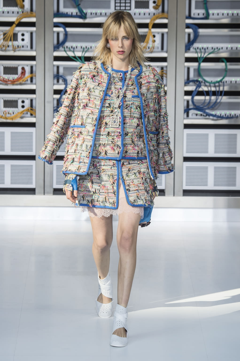 Fashion Week Paris Spring/Summer 2017 look 7 from the Chanel collection 女装